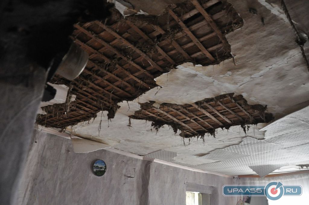 Потолок в одном из комнат дома, где случился пожар. Поселок Репино